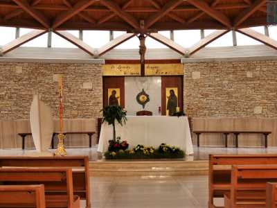 Sull�altare spiccano altre due icone, il leggio in pietra e una candela con decorazioni a rilievo